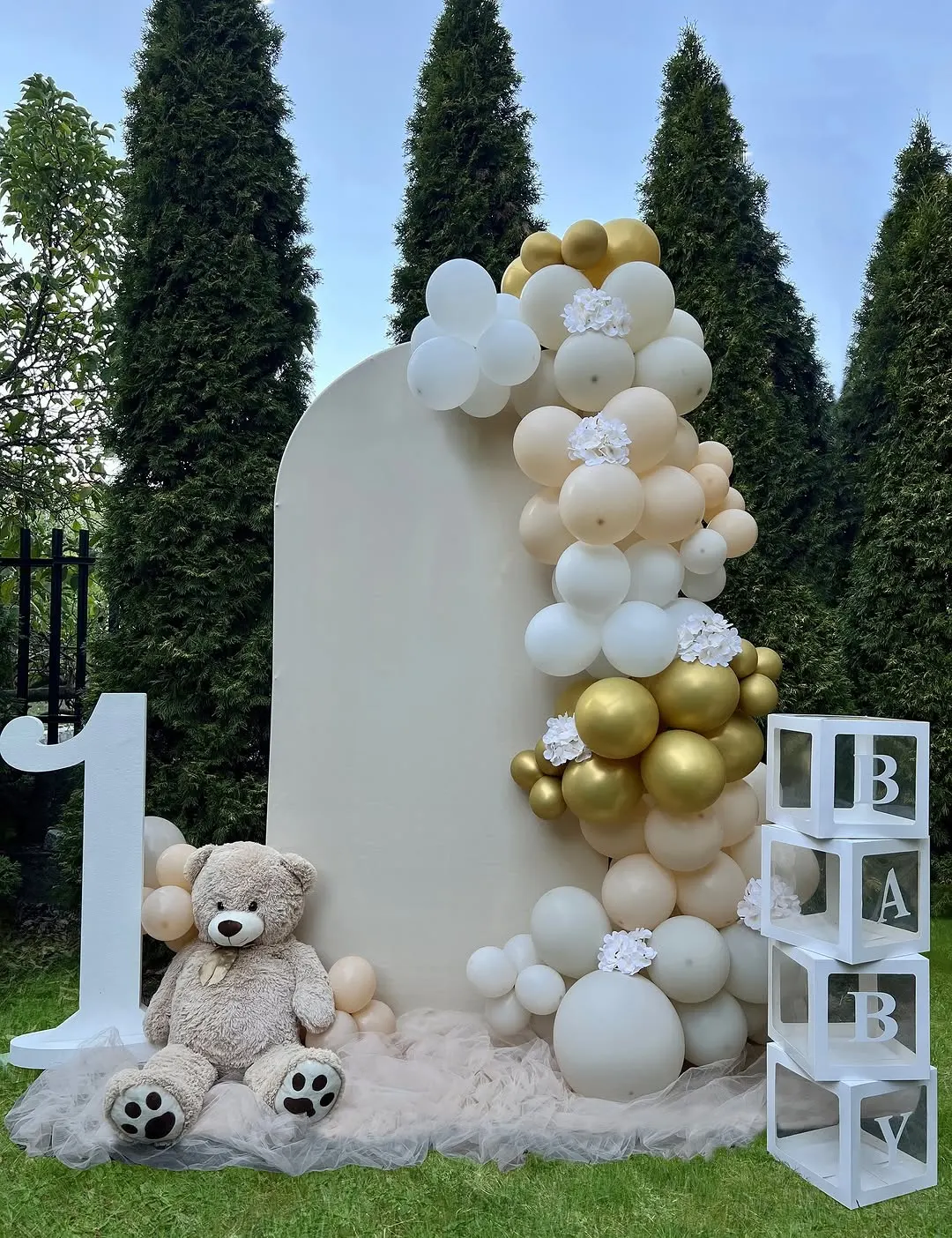 Dekoracija prvog rođendana u bašti — krem luk, balon girlanda, meda i BABY kocke