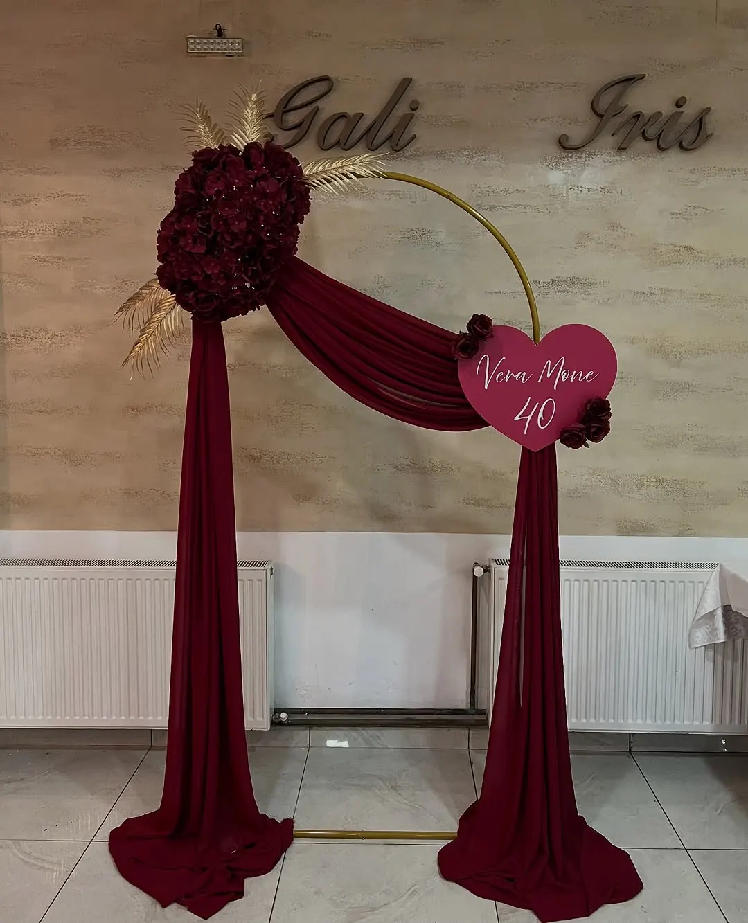 Elegantni bordo luk sa draperijom za godišnjicu braka
