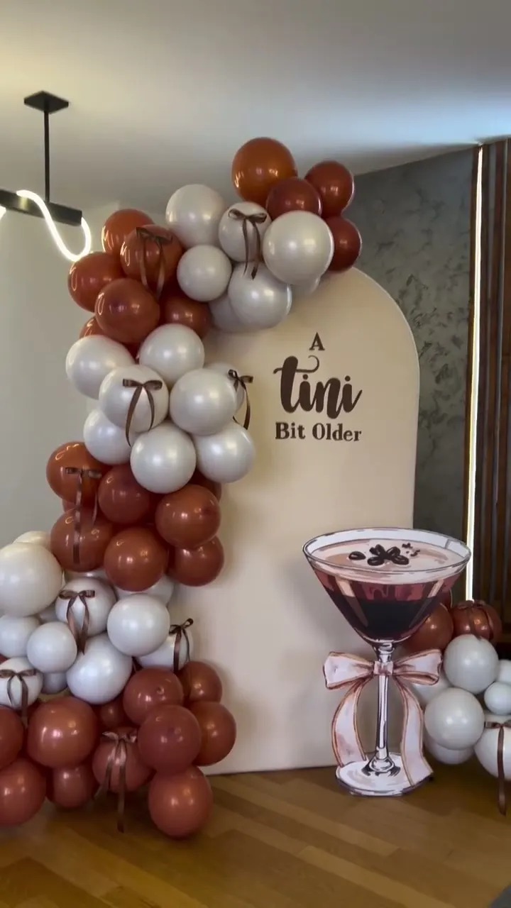 Dekoracija rođendana u espresso martini stilu — terakota i čokoladni baloni