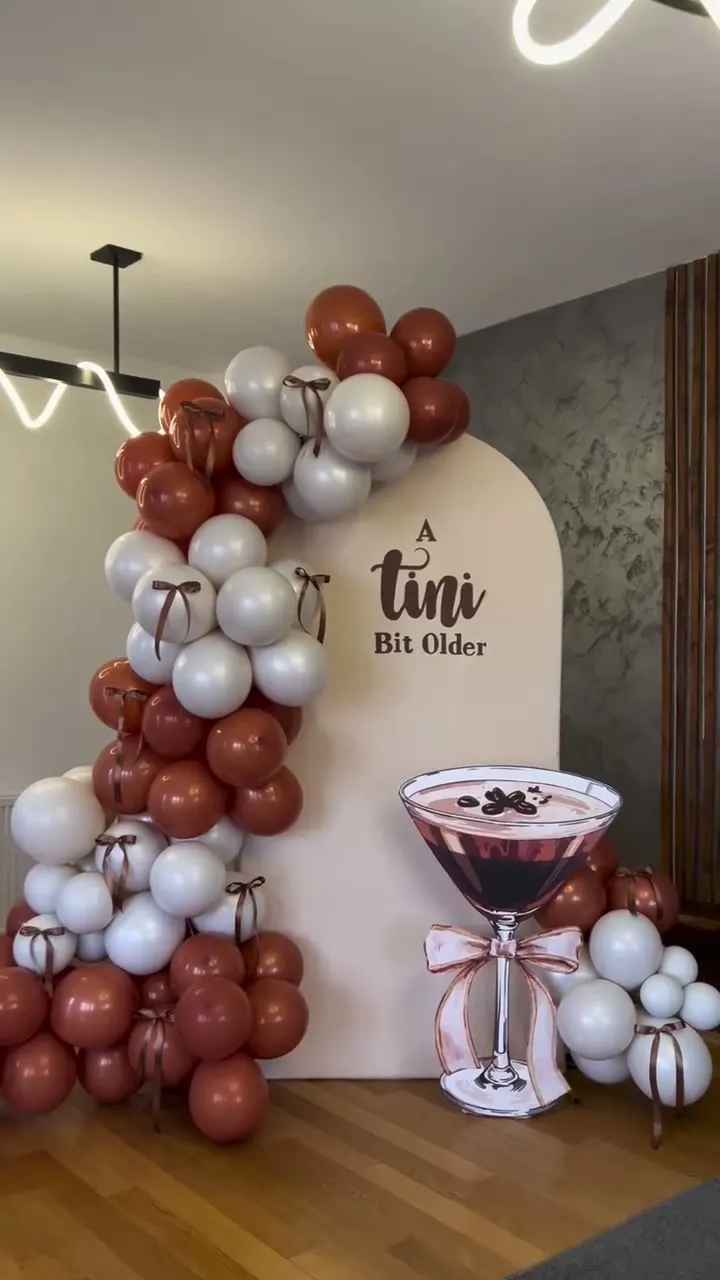Koktel dekoracija rođendana u terakota tonovima sa natpisom A Tini Bit Older
