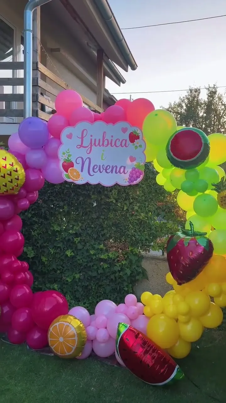 Balonski ram u bojama voća sa folijskim jagodama i lubenicama — tematska dečja dekoracija